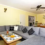 Feriehus 5 Bedroom Lovely In Trogir