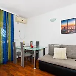 5 Bedroom Lovely In Semesterbostad Trogir