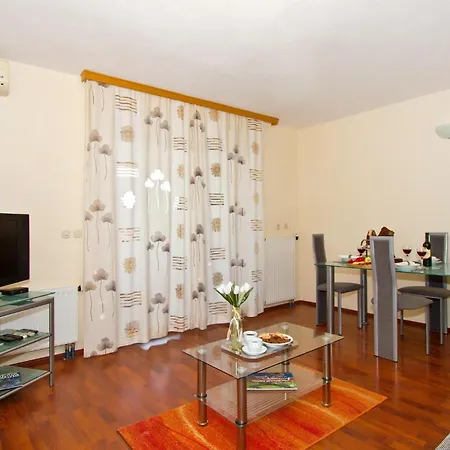 5 Bedroom Lovely In *