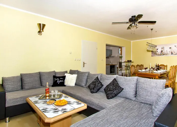 Будинок відпочинку 5 Bedroom Lovely In Трогір
