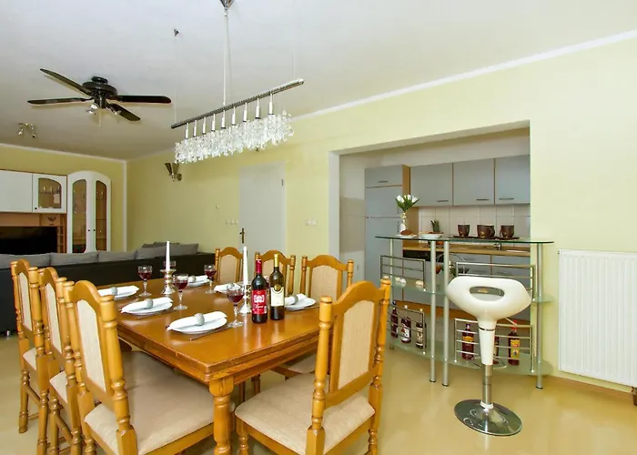 5 Bedroom Lovely In